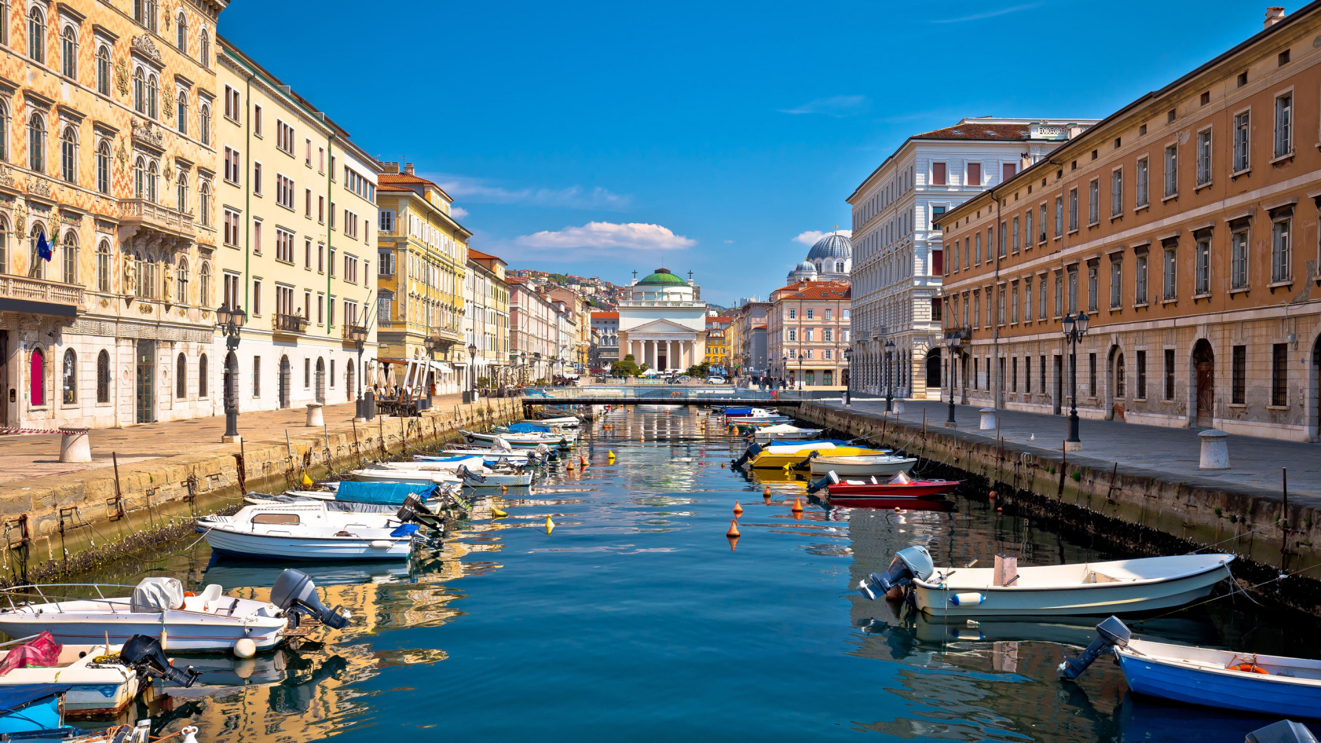 Friuli-Venezia Giulia - Triëst - Canale Grande - bootjes op het water