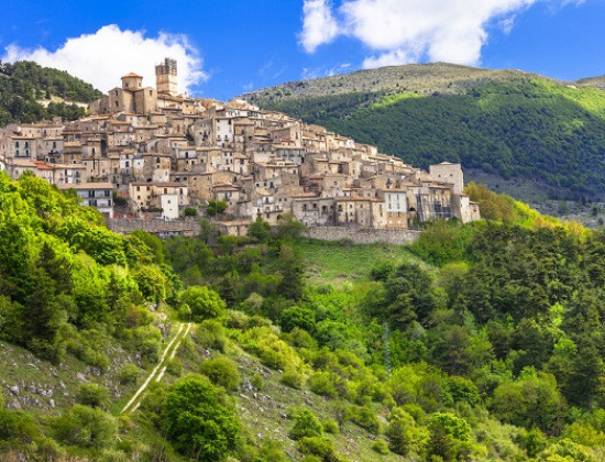 abruzzo-castel-del-monte-skyline
