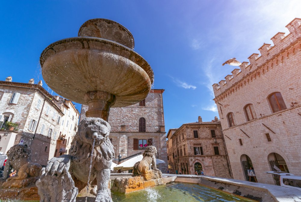 Umbrië - Assisi - straatbeeld - fontein