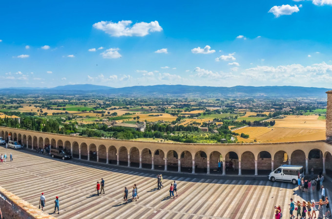 Umbrië - Assisi - Kathedraal en plein voor de kerk - uitzicht over landschap