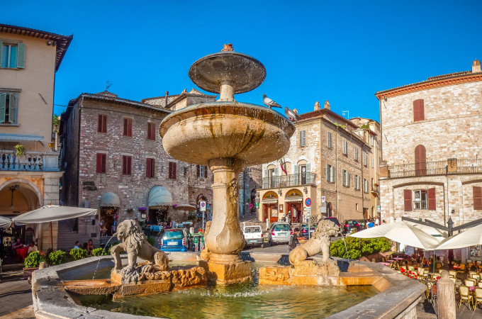 Umbrië - Assisi - Kathedraal en plein voor de kerk - uitzicht over landschap