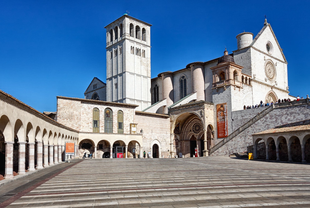 Umbrië - Assisi - Kathedraal en plein voor de kerk