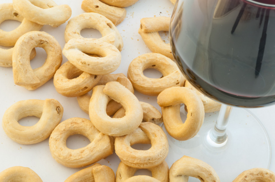 Taralli di Puglia - rode wijn - hartige koekjes in de vorm van een ring