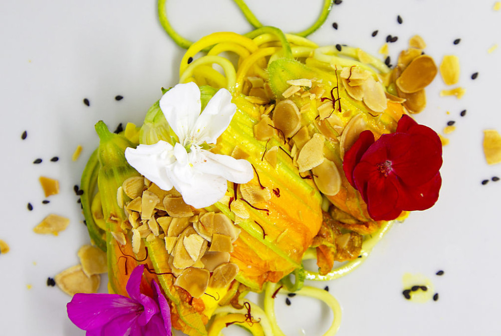 Kleurrijk gerecht paste bloemen zucchine