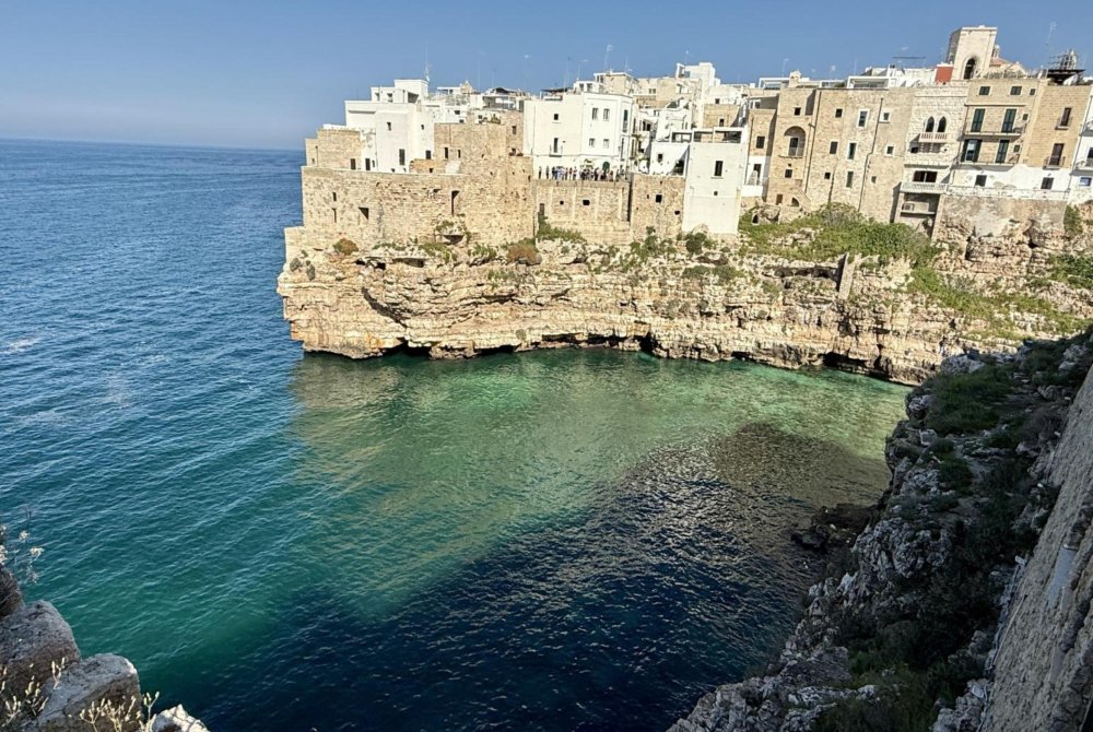 Pogliano a Mare - stad op rotsen