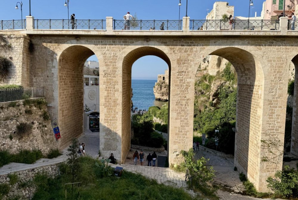 Pogliano a Mare - brug in de stad