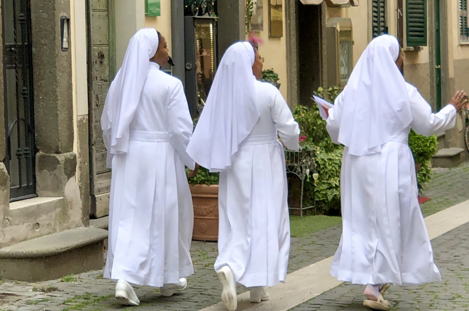 Lazio - Castelli Romani - Albano - straatbeeld - Nonnen