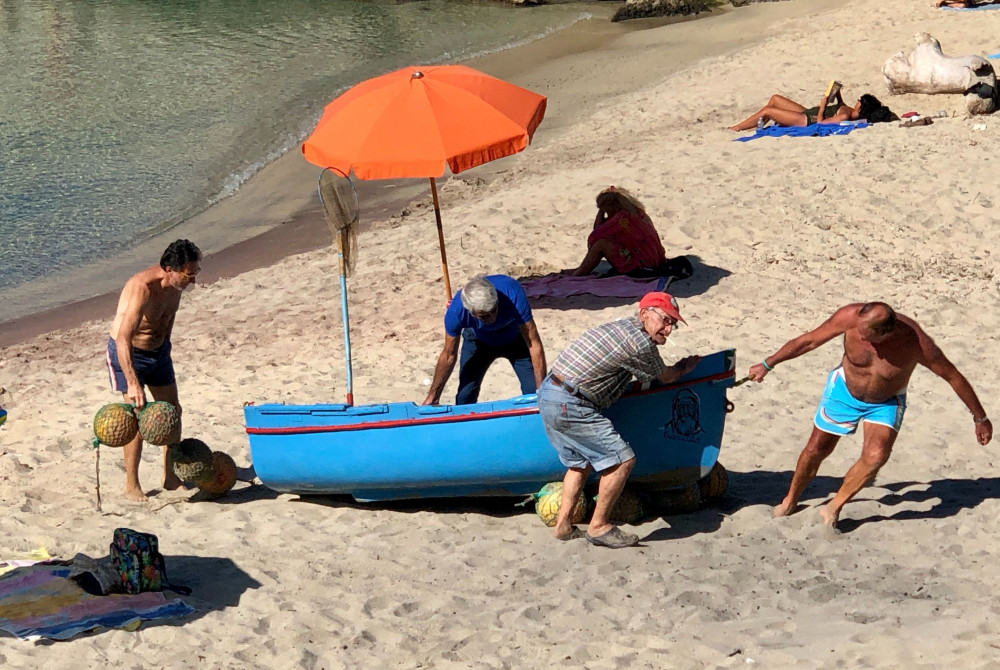 Calabrië - zee - strand - vissersbootje