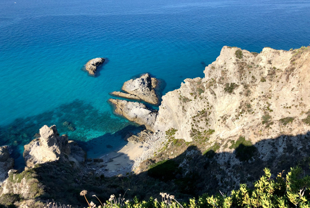 Calabrië - rotsen - zee - blauw - wit