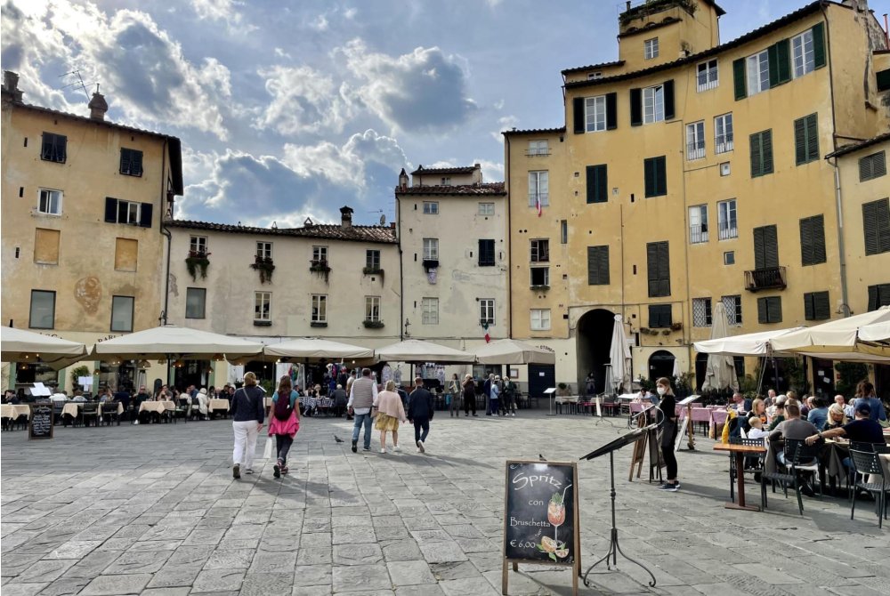 Piazza dell'Anfiteatro Lucca