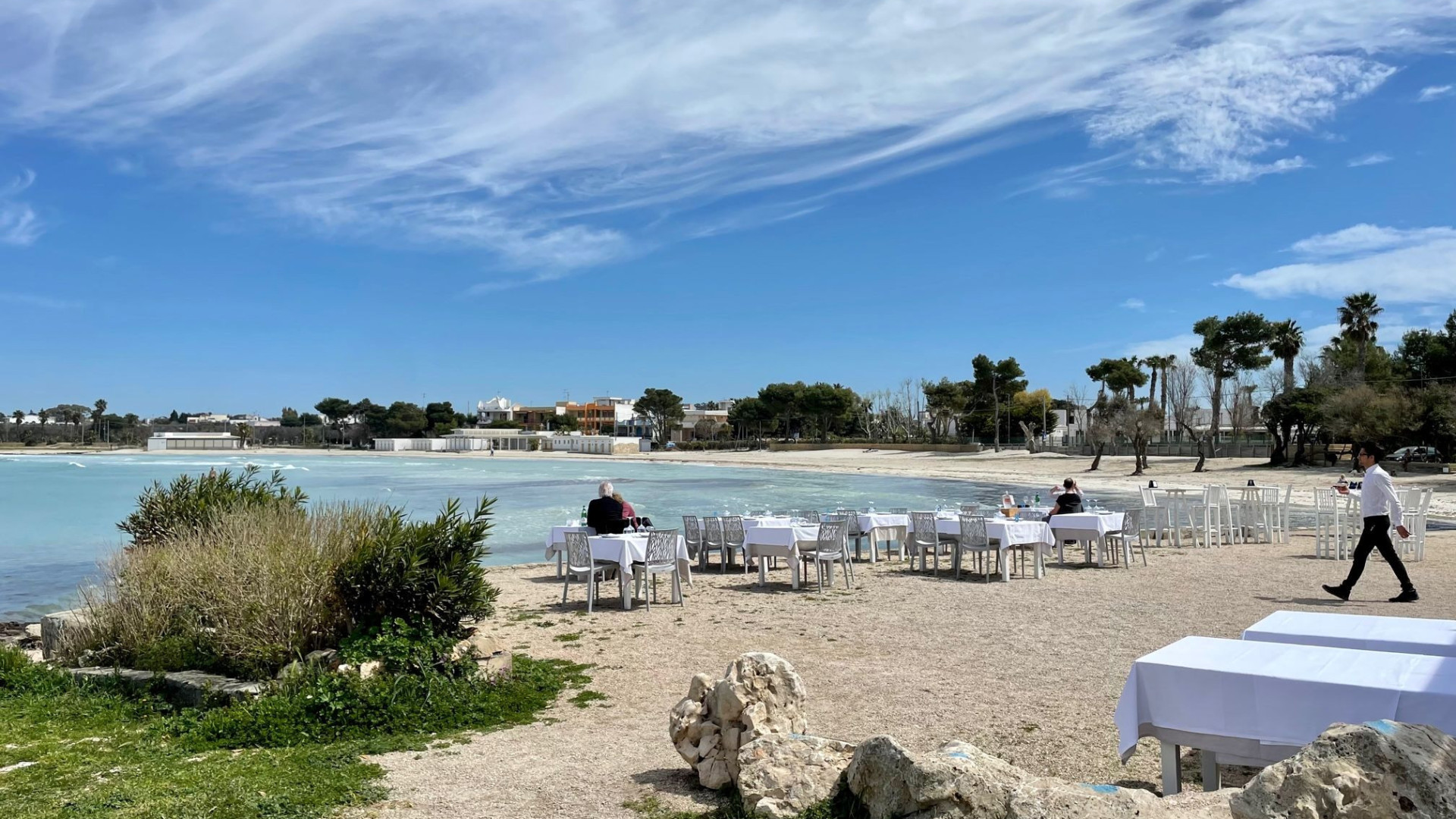 Vakantie - rondreis Puglia - Ottranto - zicht op haven en stad - azuurblauw water