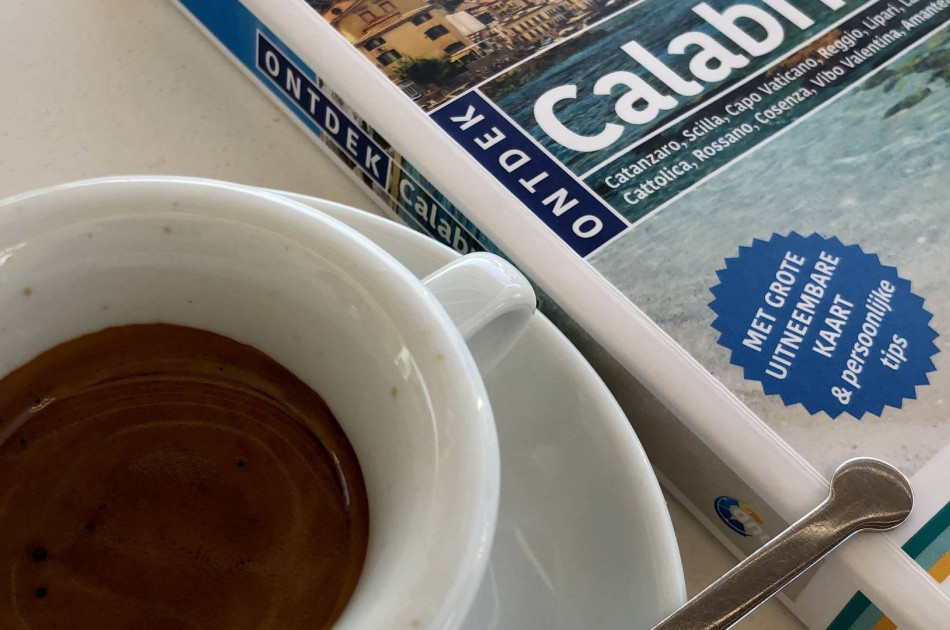 Reisgids Calabrië en kop koffie