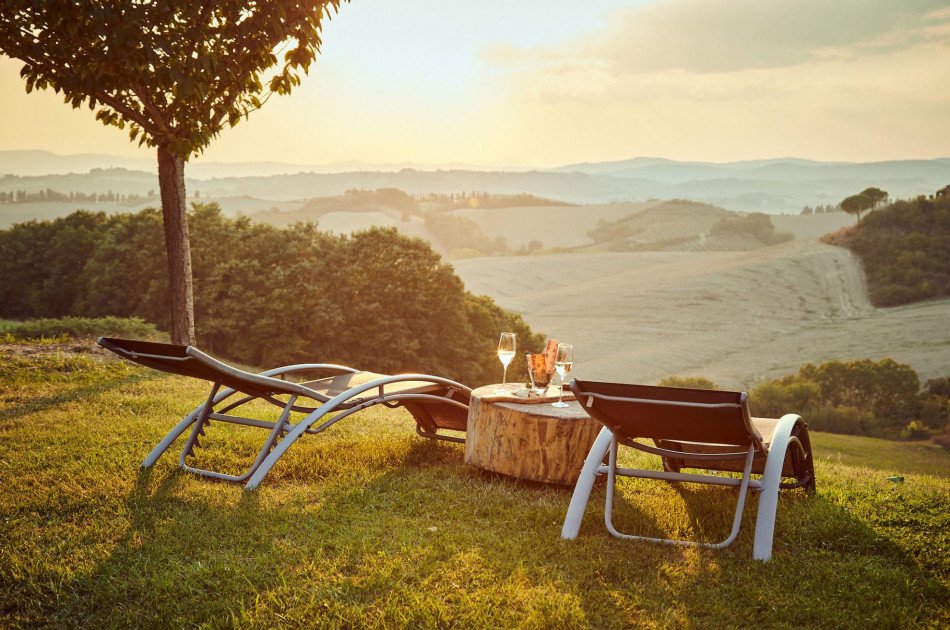 Toscaanse heuvels - zonsondergang - uitzicht - ligstoelen - aperitivo
