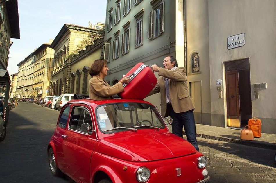 Florence - fiat 500 - koffers uitpakken - rood