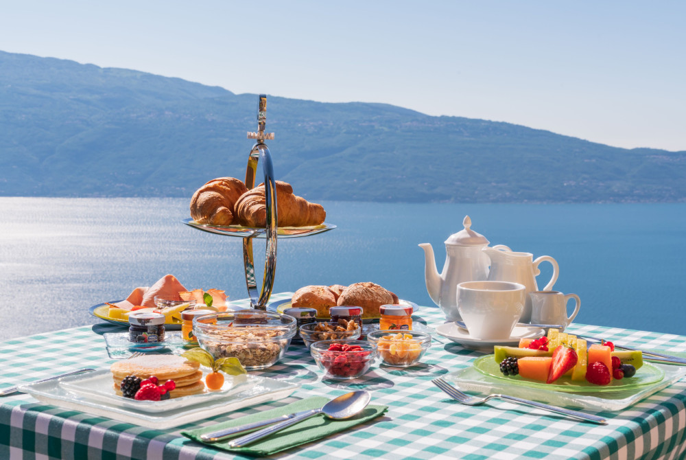 Ontbijt uitzicht over meer Lago di Garda Kleurrijk