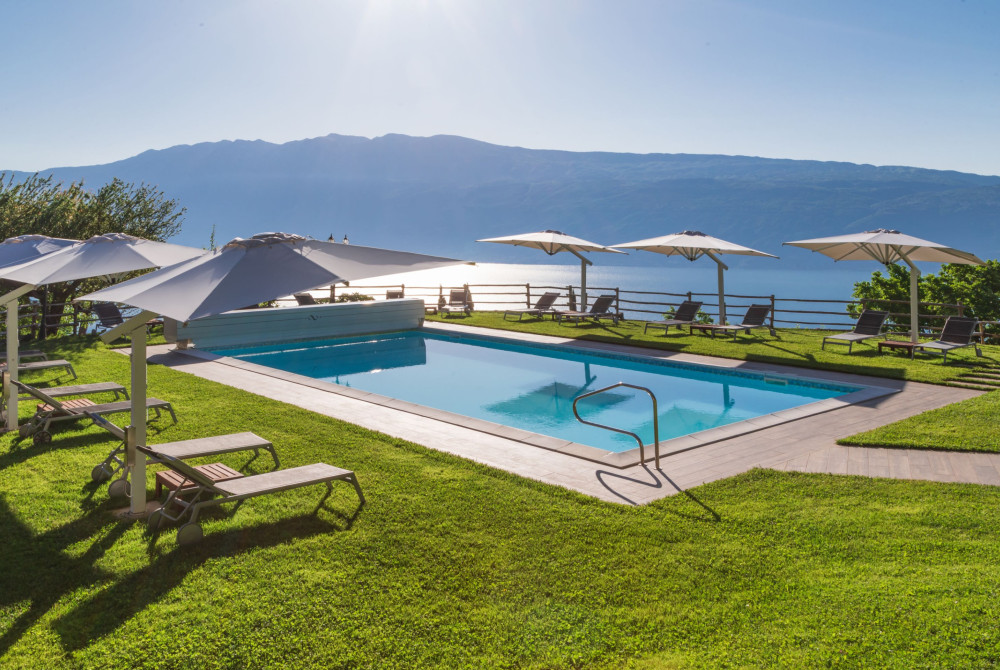 Zwembad parasols en ligbedden uitzicht over Lago di Garda luxe