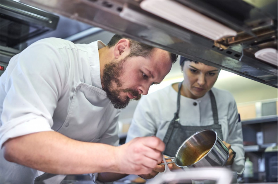 Keuken met chefkok en chef de partie