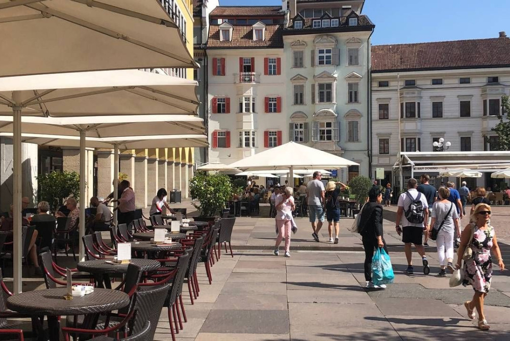 Trentino - Dolomieten - Balsano - Centrum - terras - plein