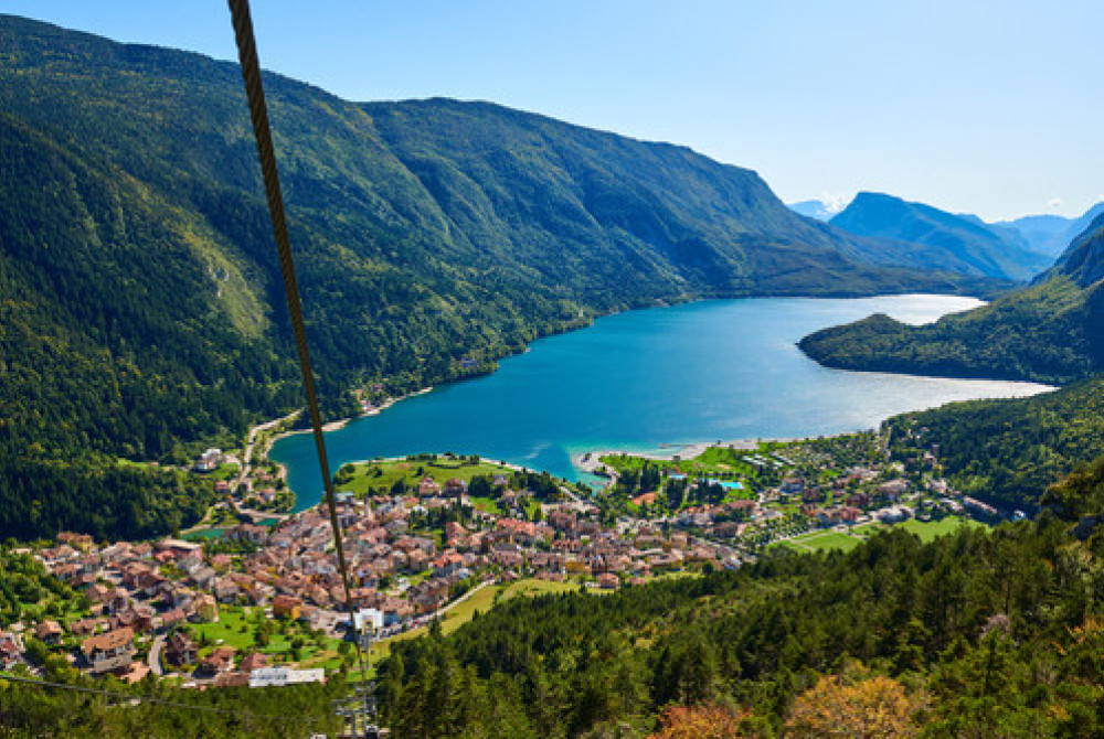 Uitzicht op Lago Molveno vanuit kabelbaan - lift