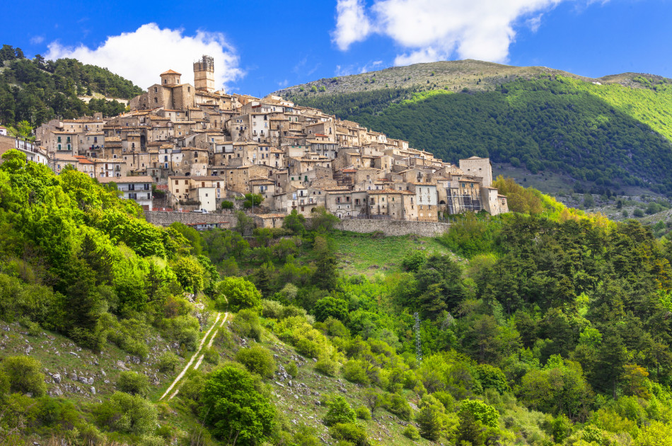 abruzzo-castel-del-monte - gezicht op stadje