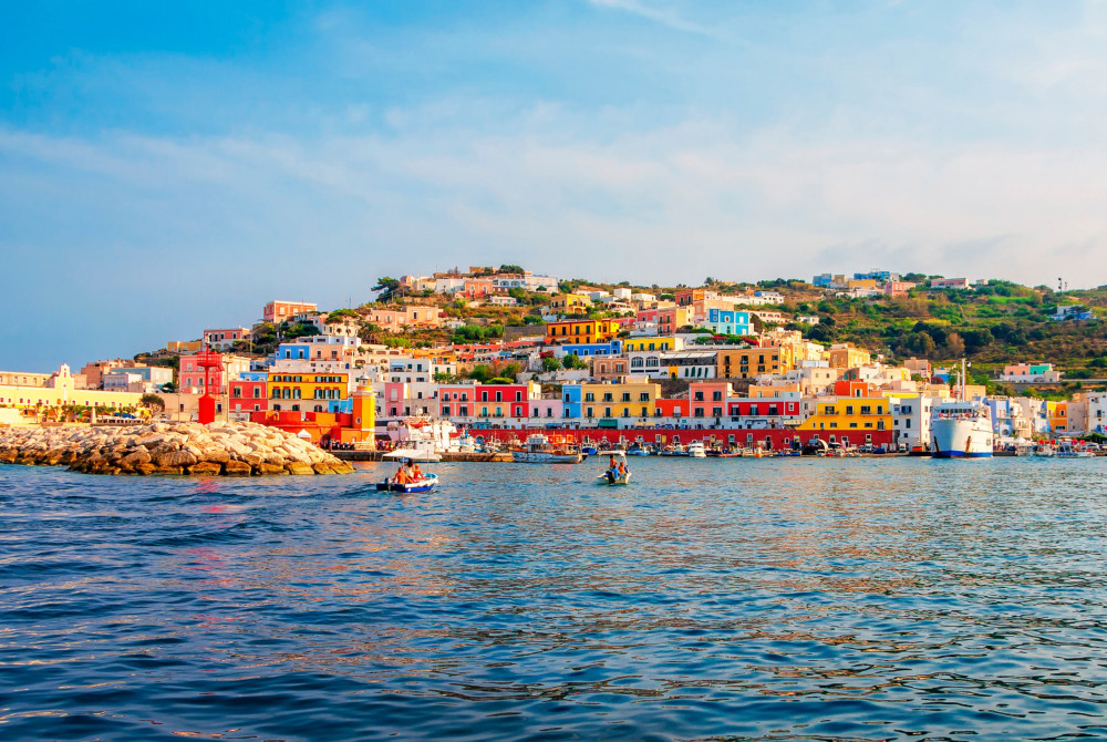 lazio-isole-pontine-ponza-zicht op kleurrijk stadje vanaf het water