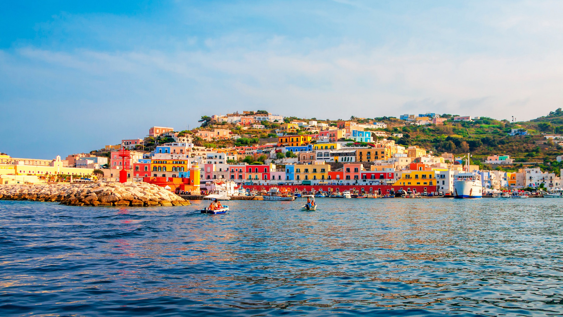lazio-isole-pontine-ponza-zicht op kleurrijk stadje vanaf het water
