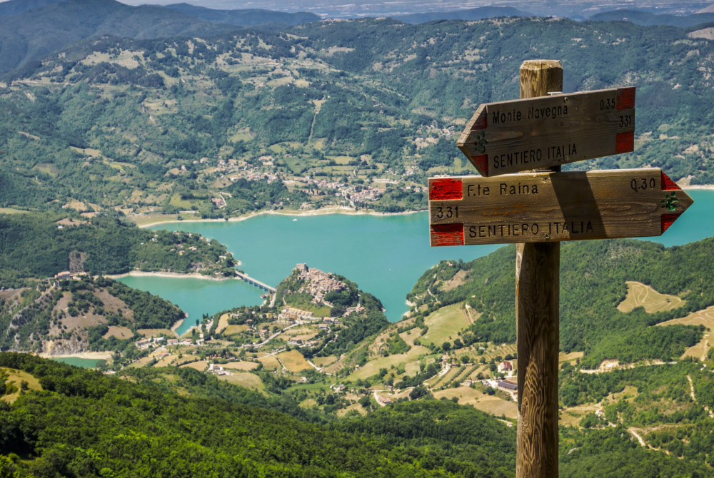 lazio-rieti-lago-di-turano- zicht op meer vanuit bergen