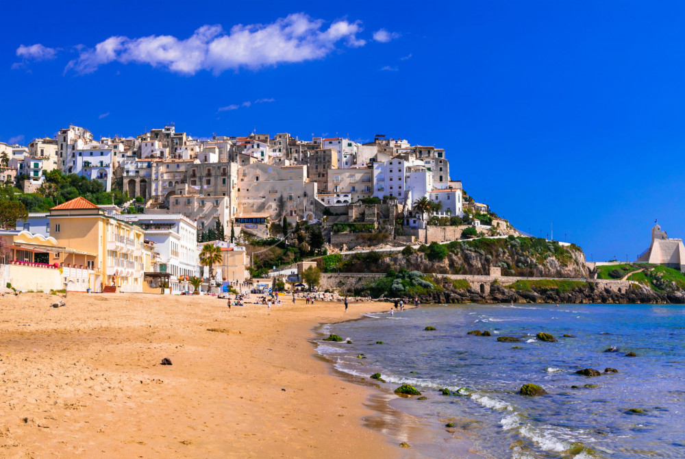 lazio - Sperlonga - strand met dorp in achtergrond