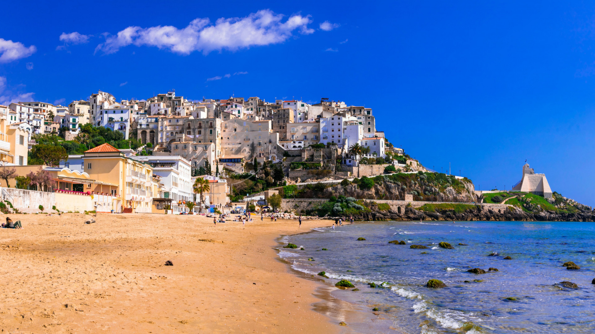 lazio - Sperlonga - strand met dorp in achtergrond