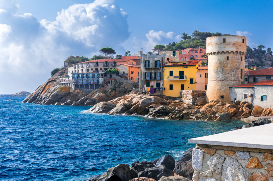 Toscane - giglio-porto - zee met zicht op stadje