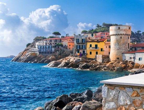 Toscane - giglio-porto - zee met zicht op stadje
