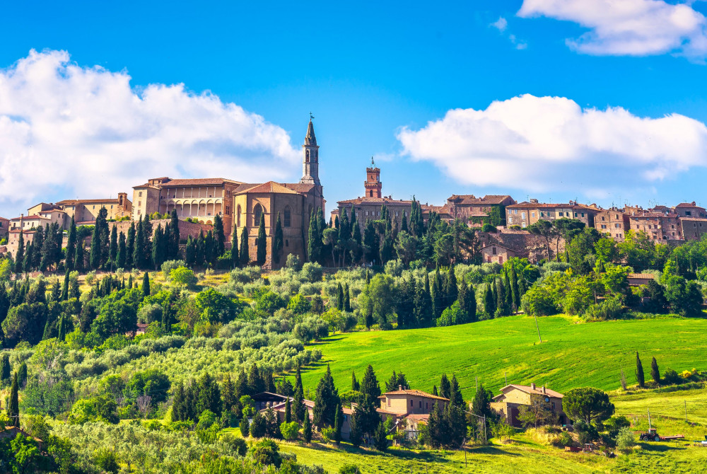 Toscane - Pienza - zicht op stad vanuit groene omgeving - werelderfgoed