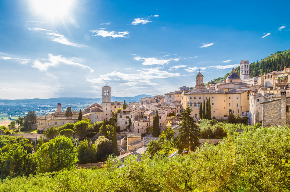 Umbrie - Assisi - zicht op stad vanuit natuur