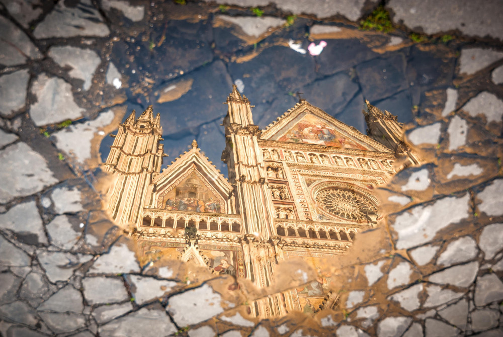 Umbrie - Orvieto - kathedraal weerspiegeld in plas