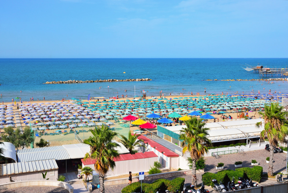 Molise - strand - zee - parasols - trabocchi in de achtergrond
