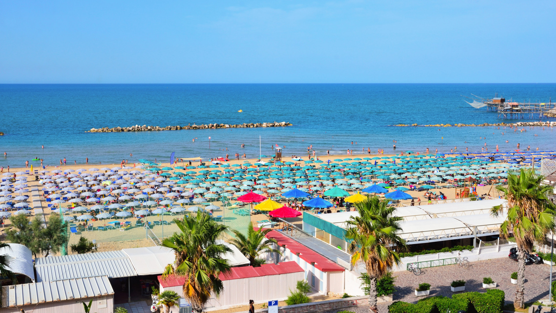 Molise - strand - zee - parasols - trabocchi in de achtergrond