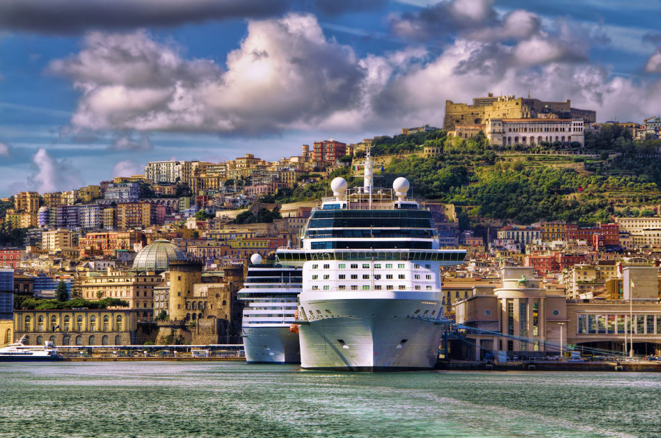 Campanie - Napels - Cruiseschip - haven- stadsgezicht vanaf water