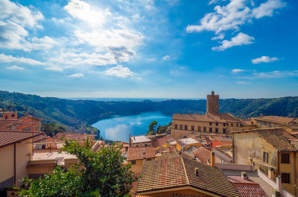 Lazio - Castelli Romani - Nemi - zicht op lago di Nemi