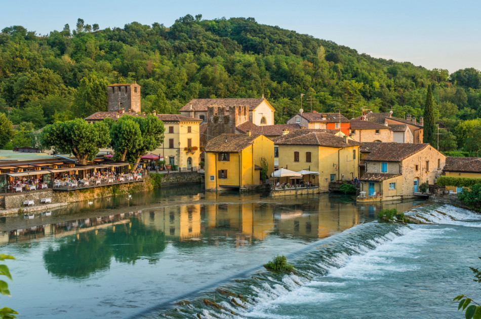 Verona - Borghetto sul Mincio - rivier - gezicht op dorp