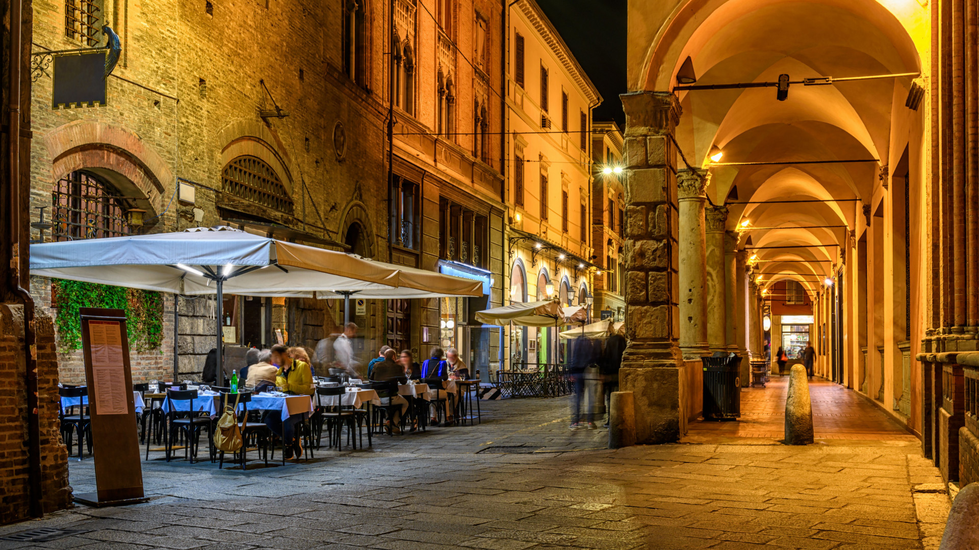 Emilia-Romagna - Bologa - avond - werelderfgoed - arcades