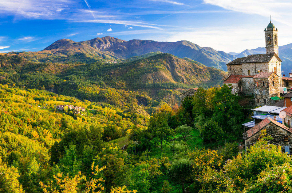 Emilia Romagna - castel-canafurone - stadsgezicht vanuit omringend landschap