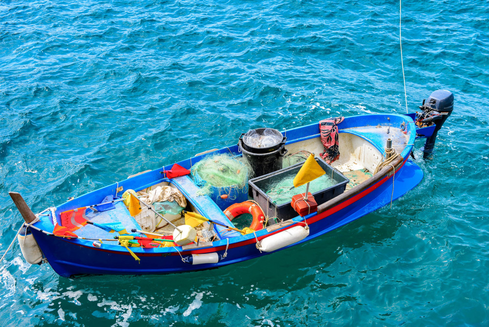 Ligurië - Cinque Terre - vissersboot in zee - kleurrijk