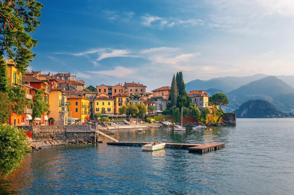 Lombardije - Lago di Como - zicht op meer en stad Varenna