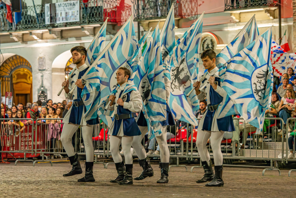 Palio d'Asti - vlaggen - historisch spectakelstuk