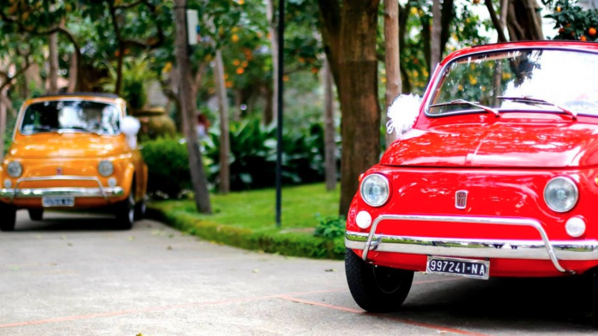 Fiat 500 - Straatbeeld - fiat oranje en fiat rood