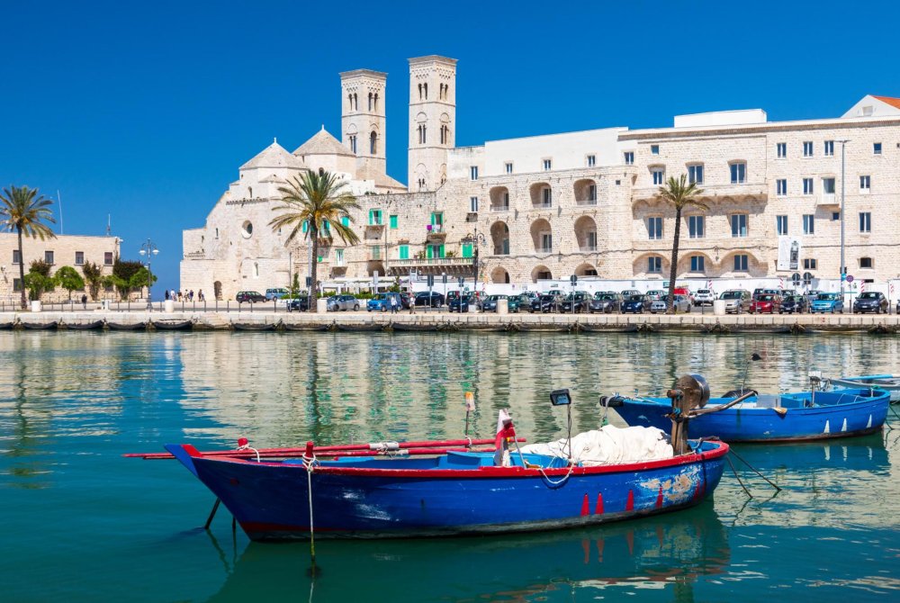Bari - gezicht op stad vanaf het water - haven - vissersbootje