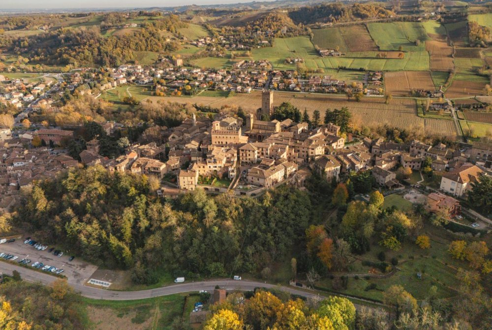 Castell'arquato, een charmant middeleeuws dorp gelegen op een heuveltop, schijnt in het warme herfstzonlicht te midden van het pittoreske landschap van Emilia Romagna, Italië