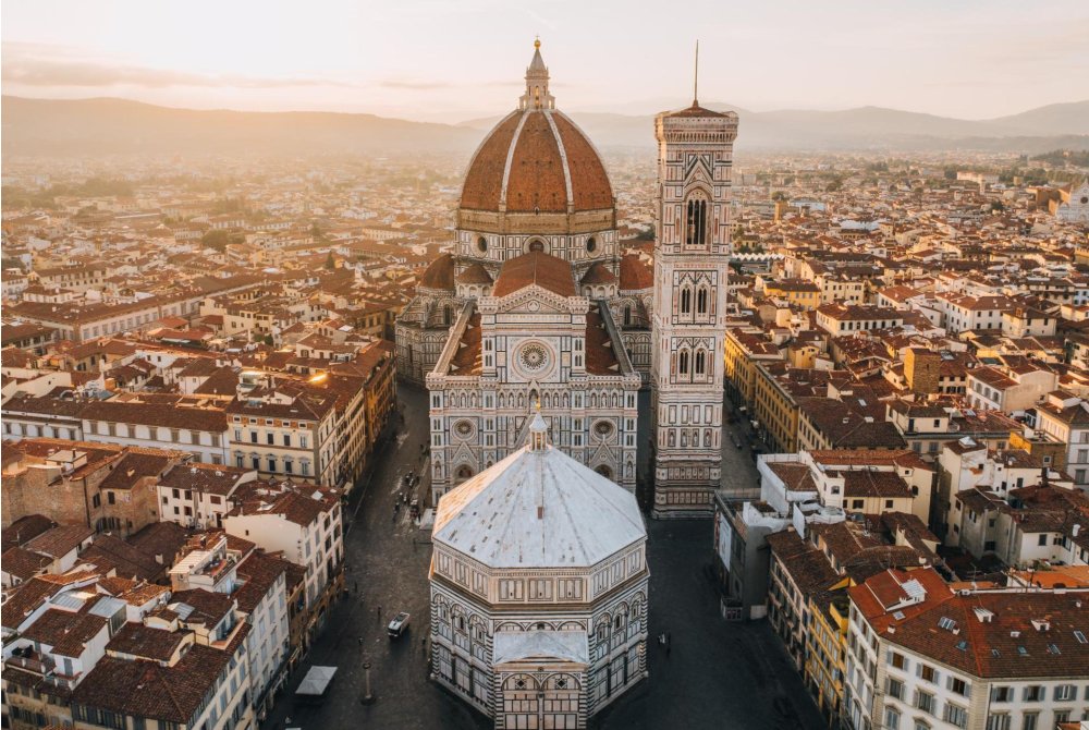 Florence stadsbeeld met Duomo en Bargello toren, Arno rivier reflecteren warm zonlicht, en verre Toscaanse heuvels