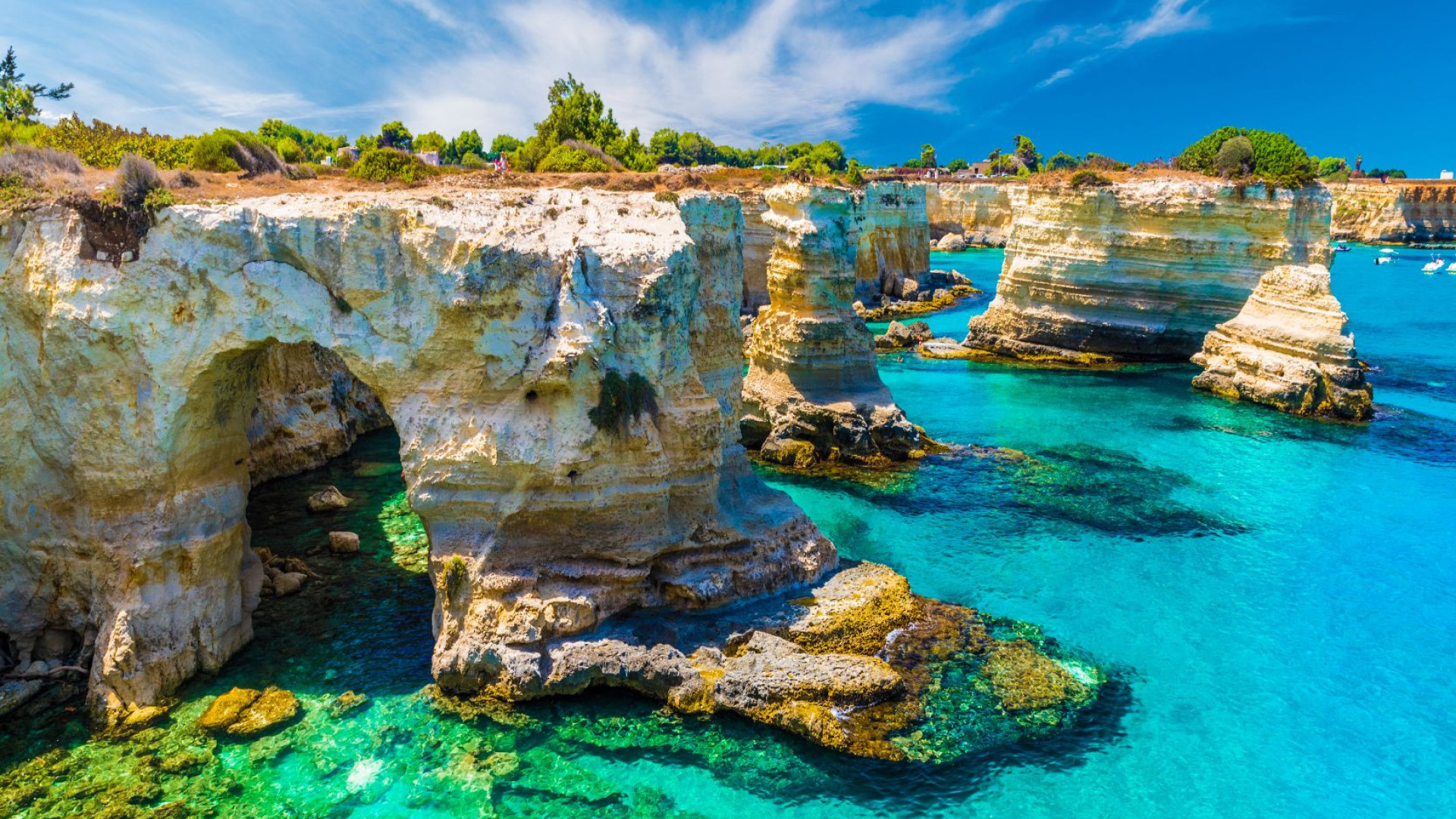 Puglia - rotsen - azuurblauwe zee