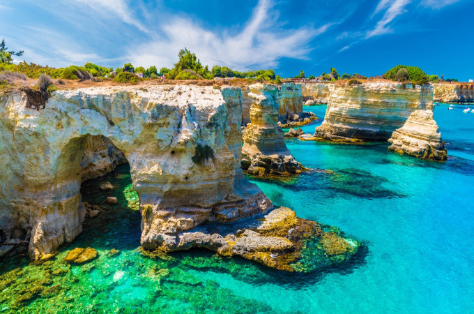 Puglia - rotsen - azuurblauwe zee